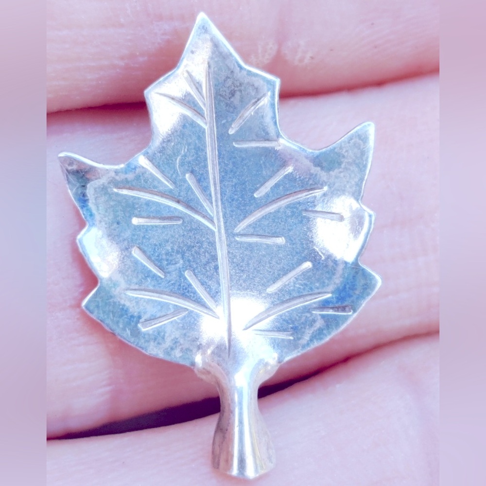 Brooch Vintage .925 sterling silver Stuart NYE Maple Leaf, etched, stamped, 1”